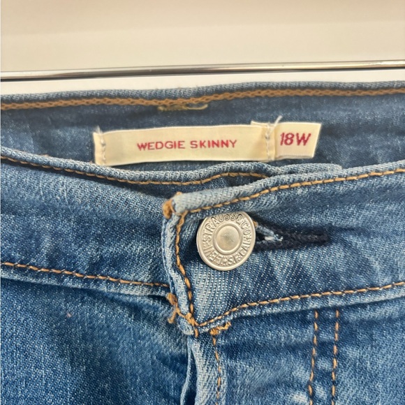 Levi's Women's Light Blue Wedgie Skinny Jeans - Picture 7 of 14